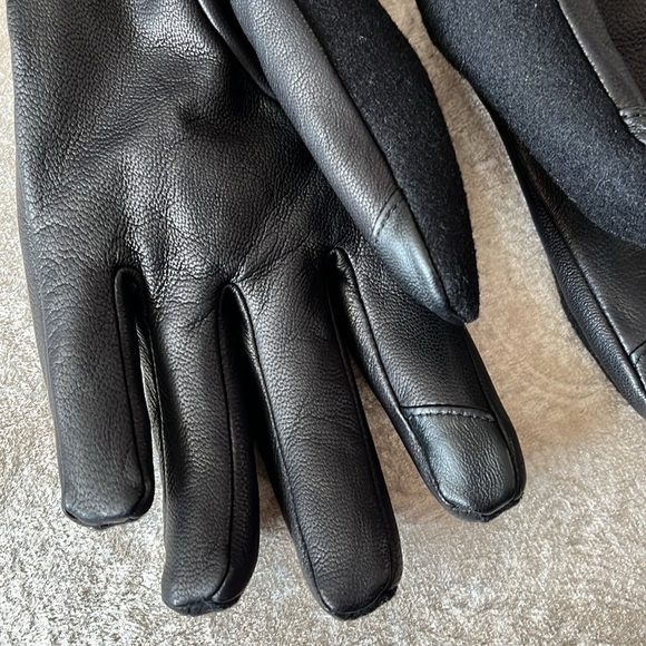 Brand New UGG Mens Wool & Genuine Leather Touchscreen Tech Gloves Faux Fur Lined - Picture 6 of 13